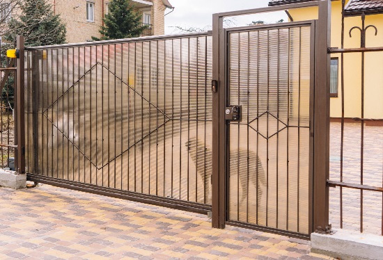 Купить ворота из профлиста с элементами ковки, с металлическими столбами в рамке или под дерево в Балашове от 156840 руб